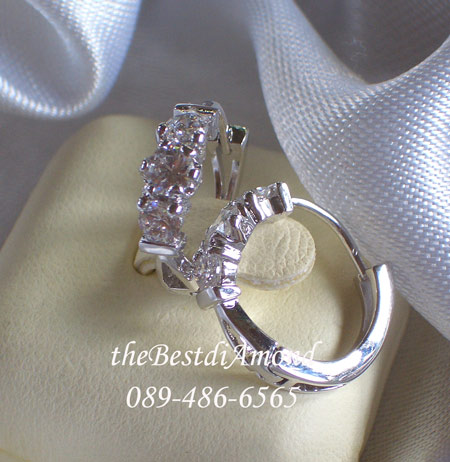 ==BE911RD+++ต่างหูแถวเพชร3เม็ดแบบห่วง+++ เรียบ หรู ดูดี ใส่ได้เรื่อยๆ ใส่ติดหูได้ตลอด งานเรียบร้อย ไม่ล้าสมัย ไม่ใหญ่เกินไป ขายดีมากค่ะ