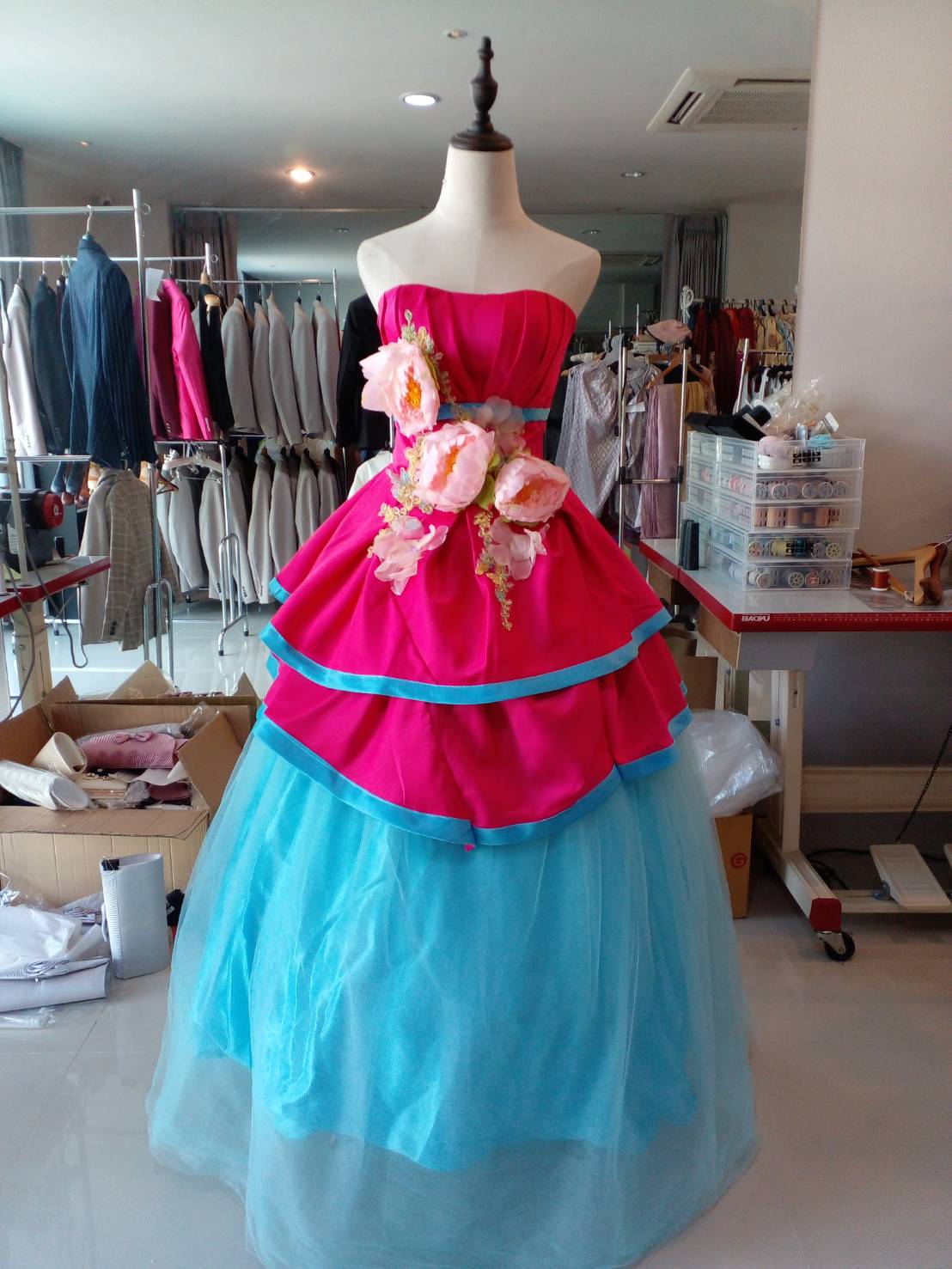 พร้อมเช่า ชุดแฟนซี ชุดราตรียาว เกาะอก สีฟ้า แต่งระบายสีบานเย็นสวย สองชั้น