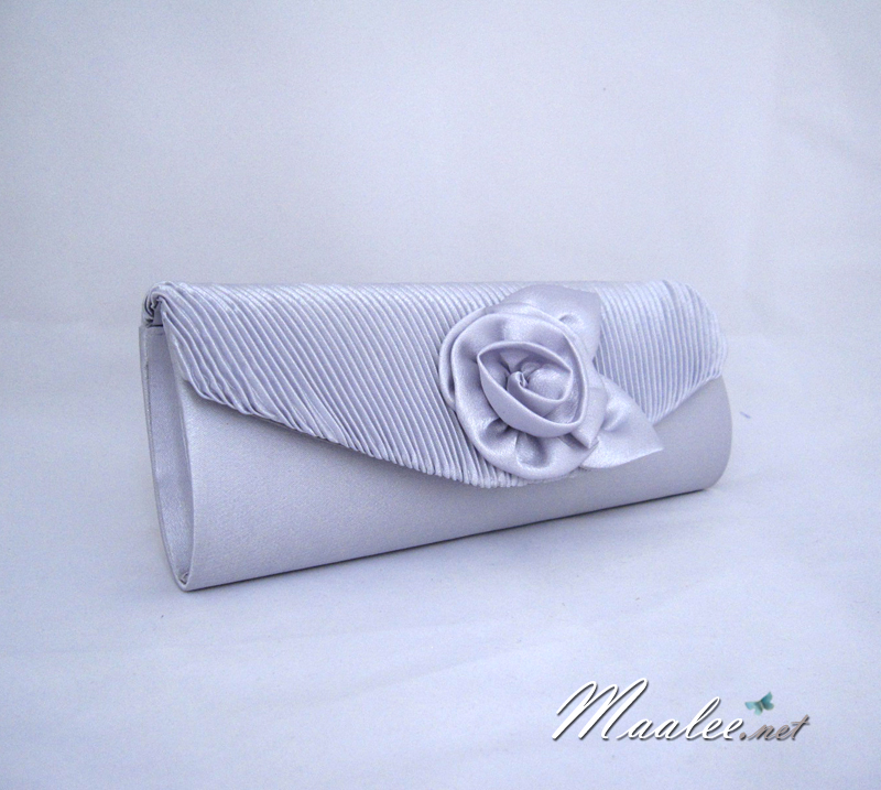 Sale พร้อมส่ง Evening Clutch กระเป๋าออกงาน สีเทาเงิน ผ้าซาตินอัดพลีต แต่งดอกกุหลาบ