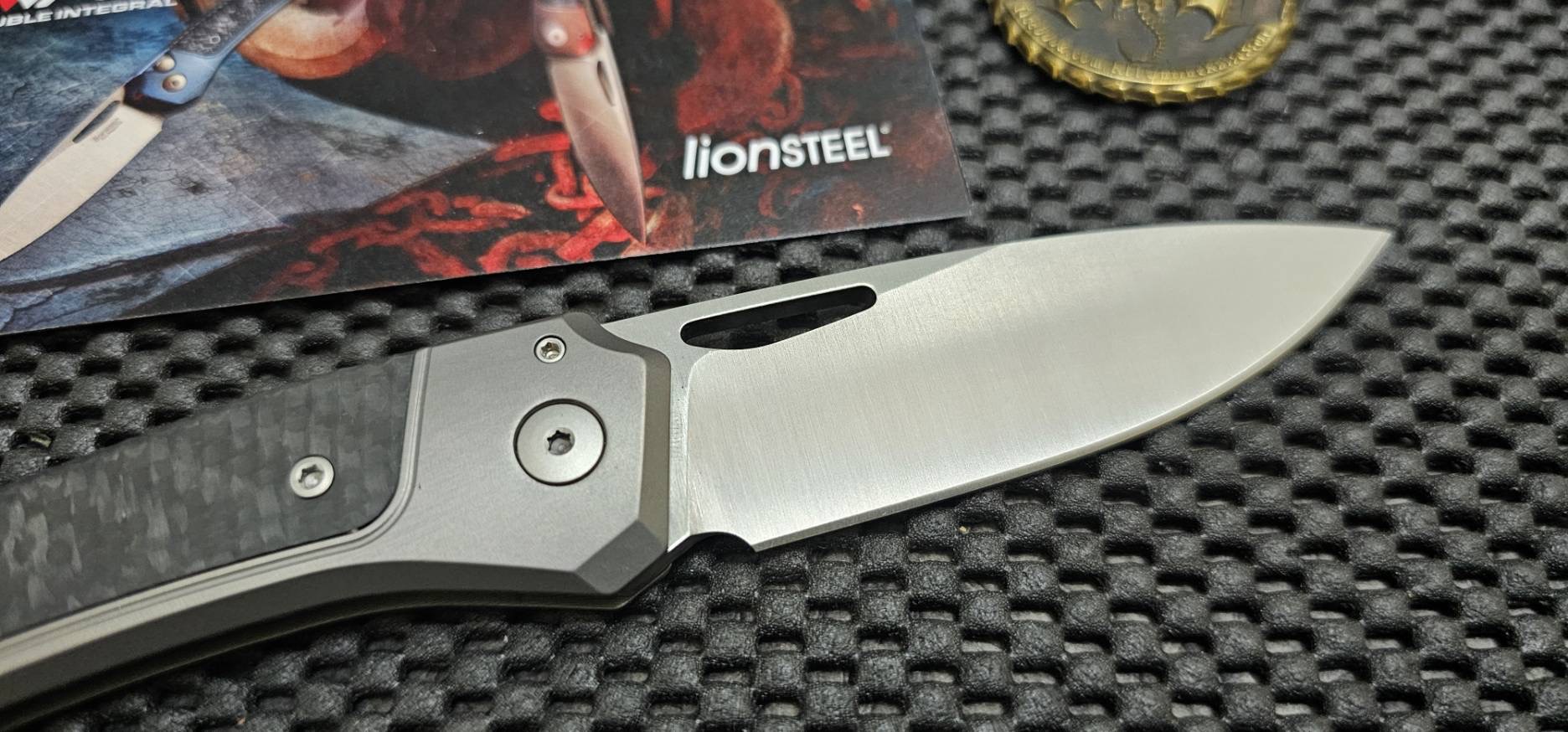 LionSTEEL Twain Button Lock CF Gray