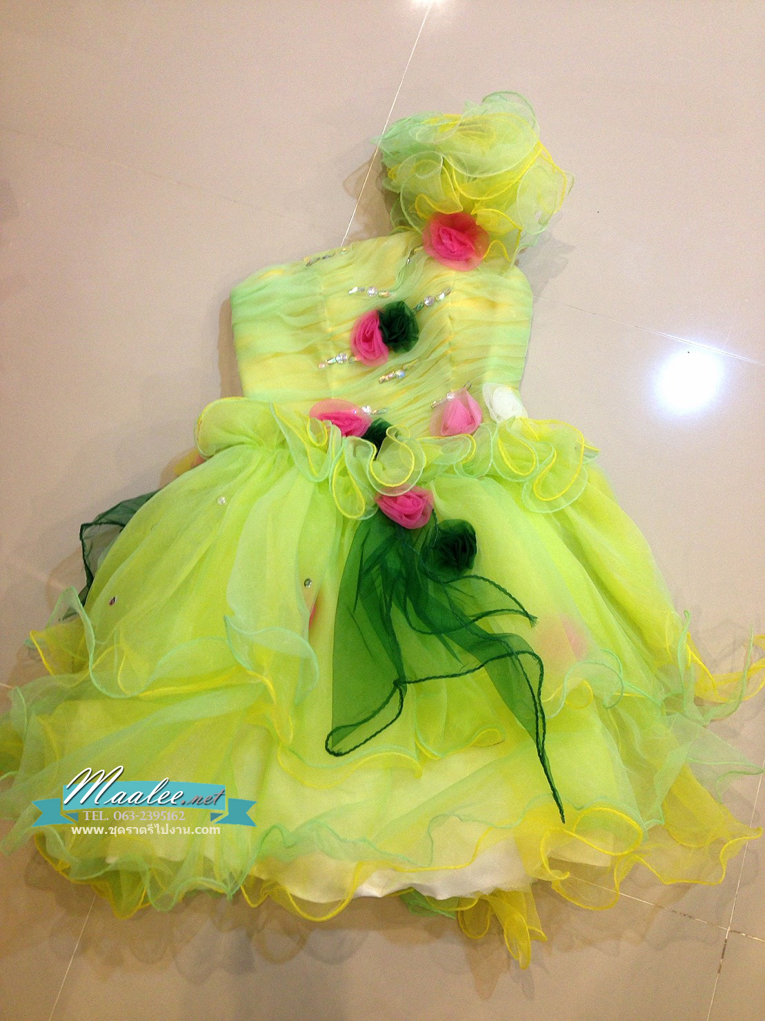 พร้อมเช่า ชุดแฟนซี ชุดราตรีสั้น ไหล่เดียว สีเขียว/เหลือง แต่งดอกไม้หลากสี ชายหยัก ฟูสวย