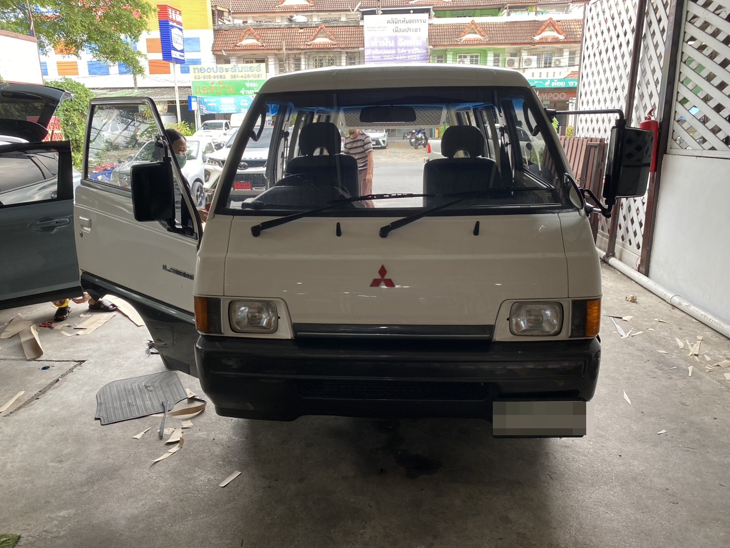 สั่งตัด พรมปูพื้น คู่หน้า รถตู้ Mitsubishi Delica ปูพรมVVIP สีดำด้ายทอง