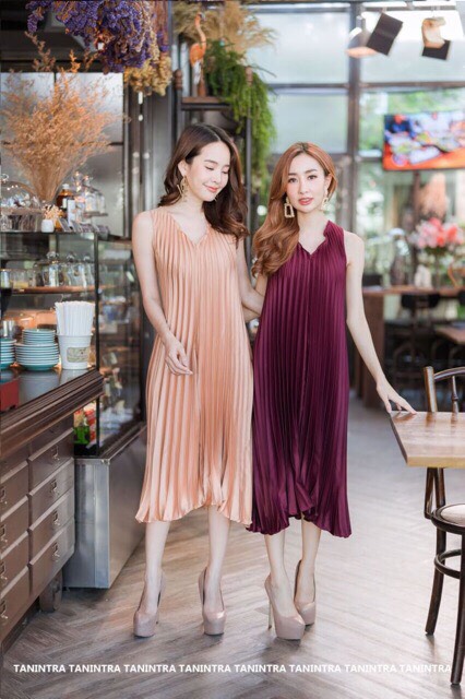 พร้อมเช่า เดรสแขนกุดอัดพลีท ผ้าสวยเงา เนื้อผ้าหนา นิ่ม ใส่สบาย สีกะปิ