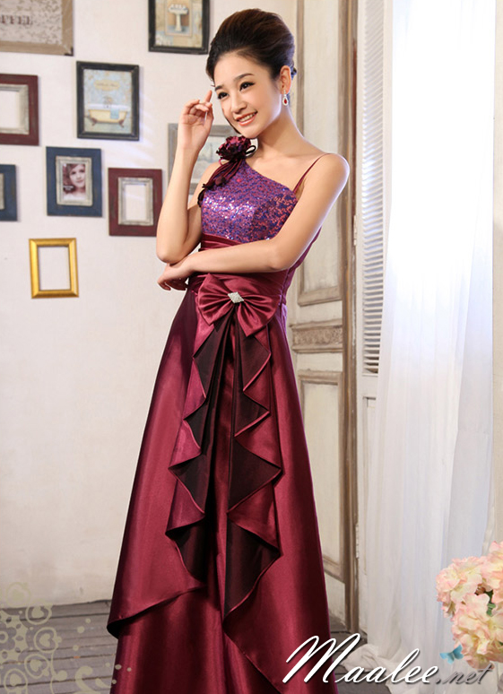 พร้อมเช่า ชุดราตรียาว ไหล่เฉียง สีม่วงแดง ปักเลื่อมไล่สี จับจีบแต่งโบว์ช่วงเอว ประดับดอกไม้สวยหวานบนไหล่