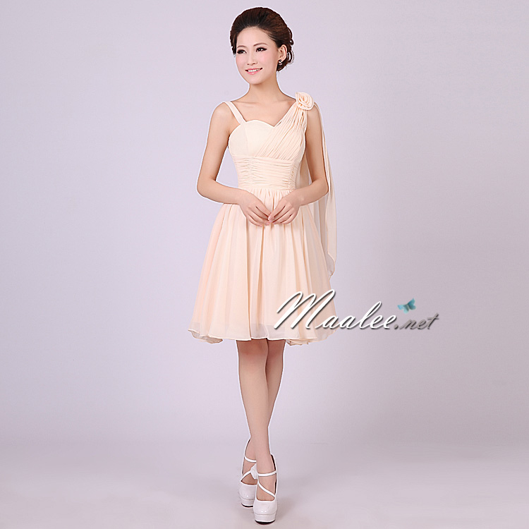 พร้อมส่ง ชุดราตรีสั้น เกาะอก ไหล่เดียว สีครีมไข่ คาดผ้าจับเดรป ทิ้งชายด้านหลัง