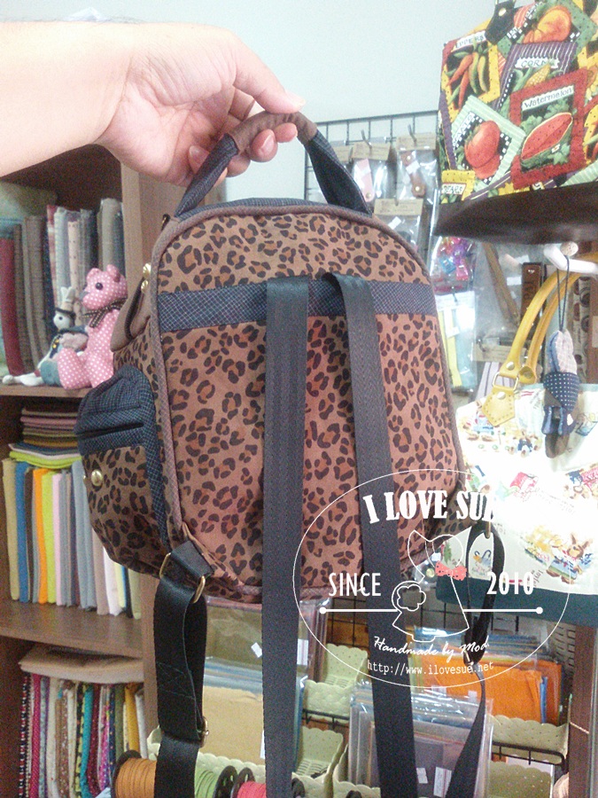 เป้ลายเสือ (old school backpack) - สั่งไม่ได้ค่ะผ้าหมด