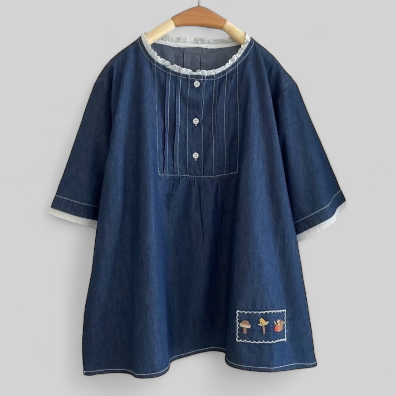 เสื้อยีนส์ลายปักแต่งขอบผ้าลูกไม้