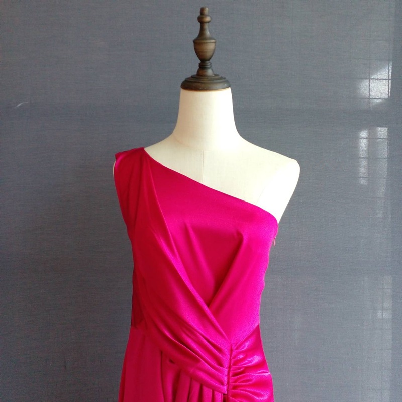 พร้อมเช่า ชุดเดรส เดรสไหล่เดียว แพทเทิร์นเก๋ จับเดรปหน้า สีบานเย็น