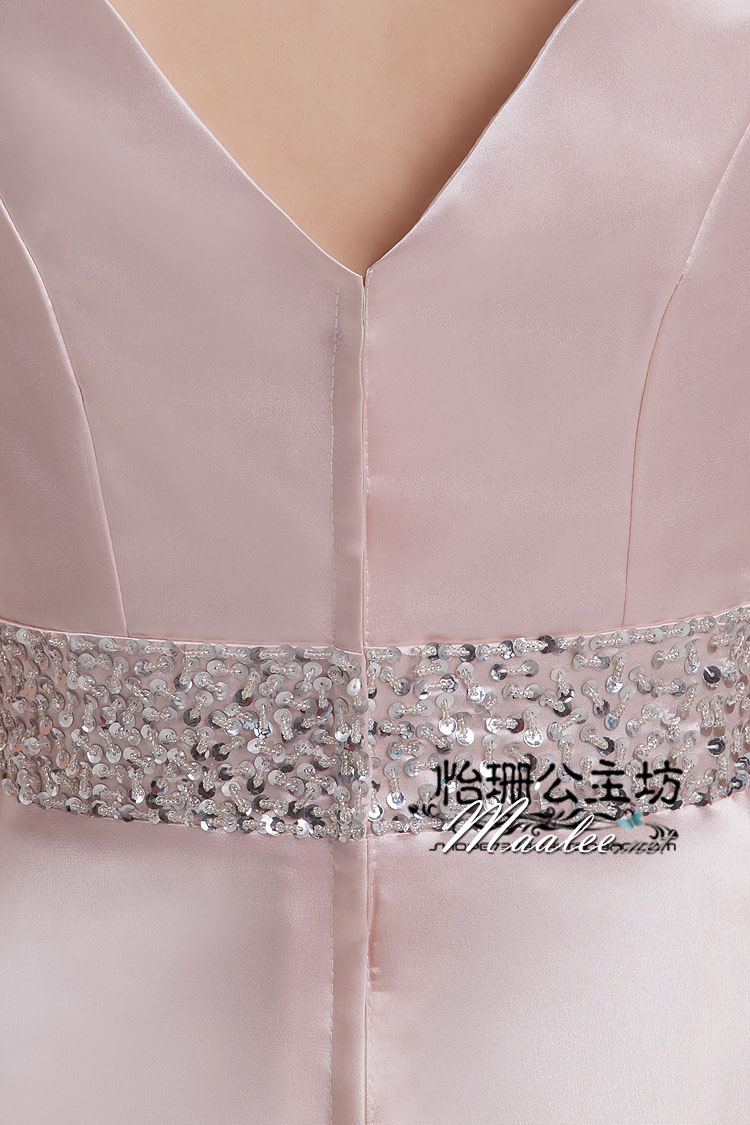 พร้อมเช่า ชุดราตรียาว สีทอง คอวี จับเดรปหน้าอก ปักเลือมช่วงอกและเอว