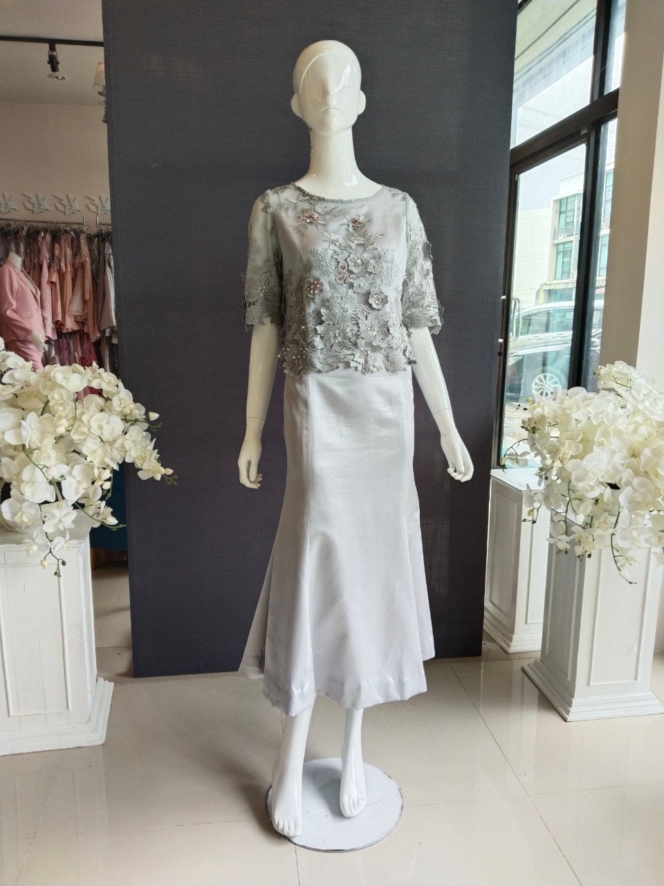 พร้อมเช่า ชุดเสื้อลูกไม้ สีเทา แขนสามส่วน กระโปรงทรงหางปลา