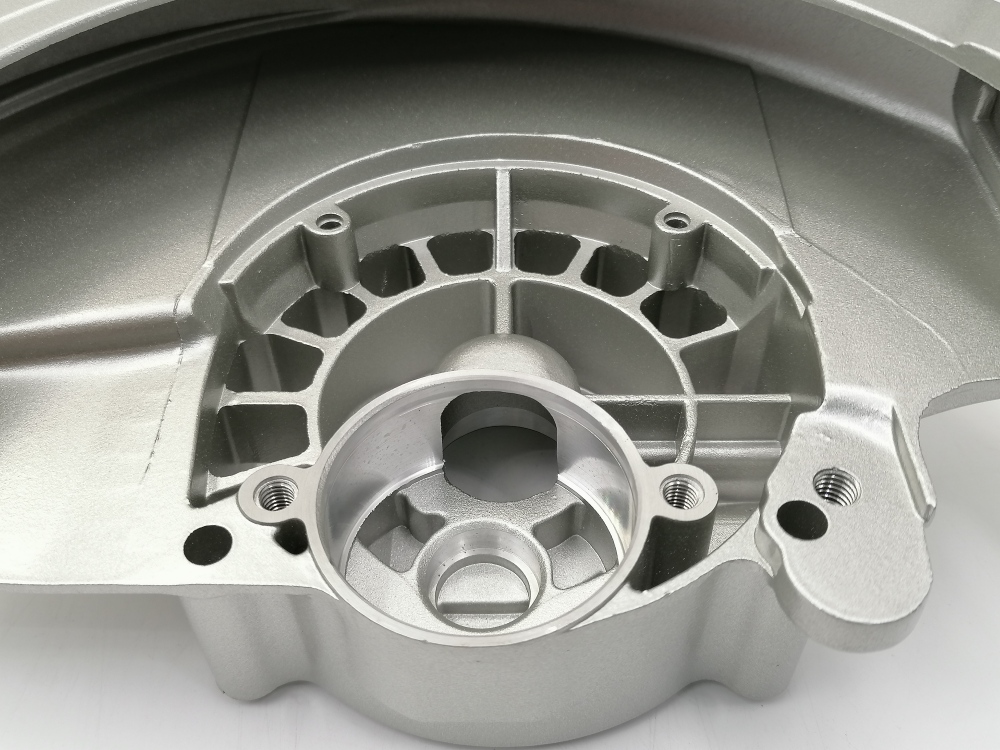 บังสะเก็ดหรือ บังใบ เลื่อยวงเดือน Makita 5806B, 5740NB Pn.153664-0 (แท้) ##