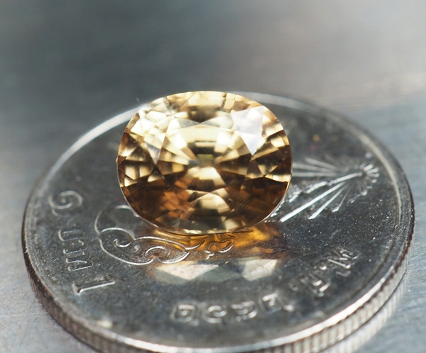 เพทายกัมพูชา 3.31 กะรัตสีน้ำตาลอ่อนปนเหลือง (0947)