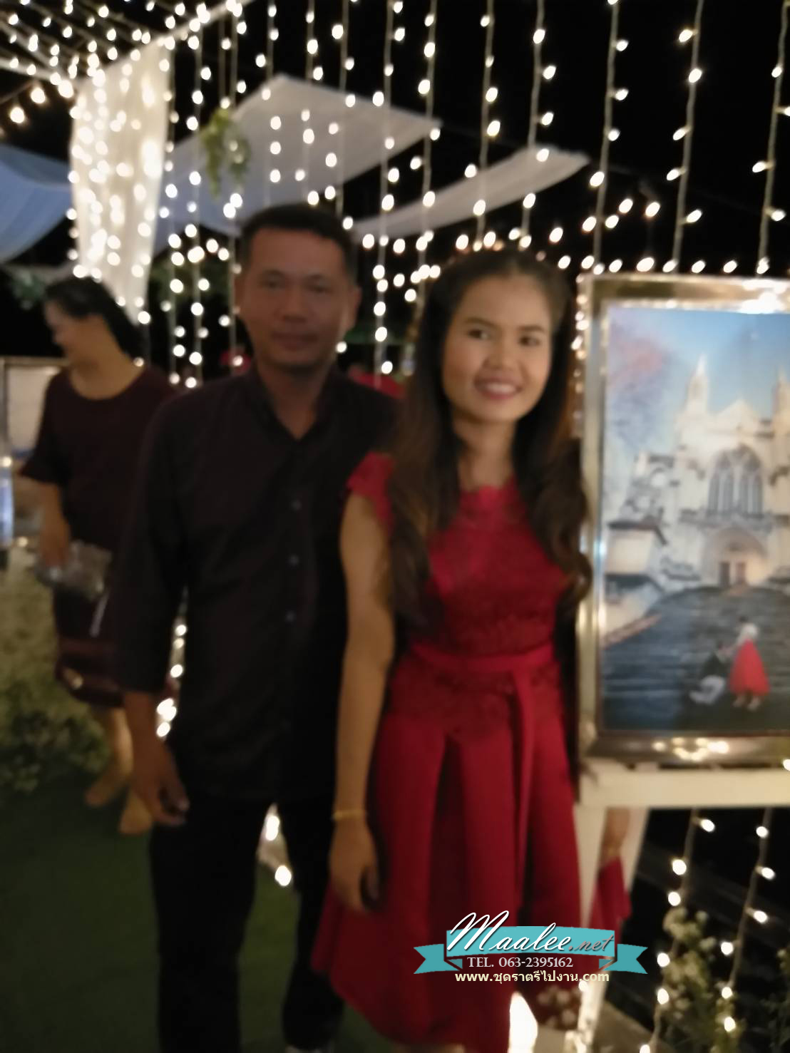 พร้อมเช่า ชุดราตรีสั้น แขนกุด สีไวน์แดง ลูกไม้อย่างดี แต่งโบว์ช่องเอว กระโปรงผ้าซาติน (เชือกผูกหลัง)