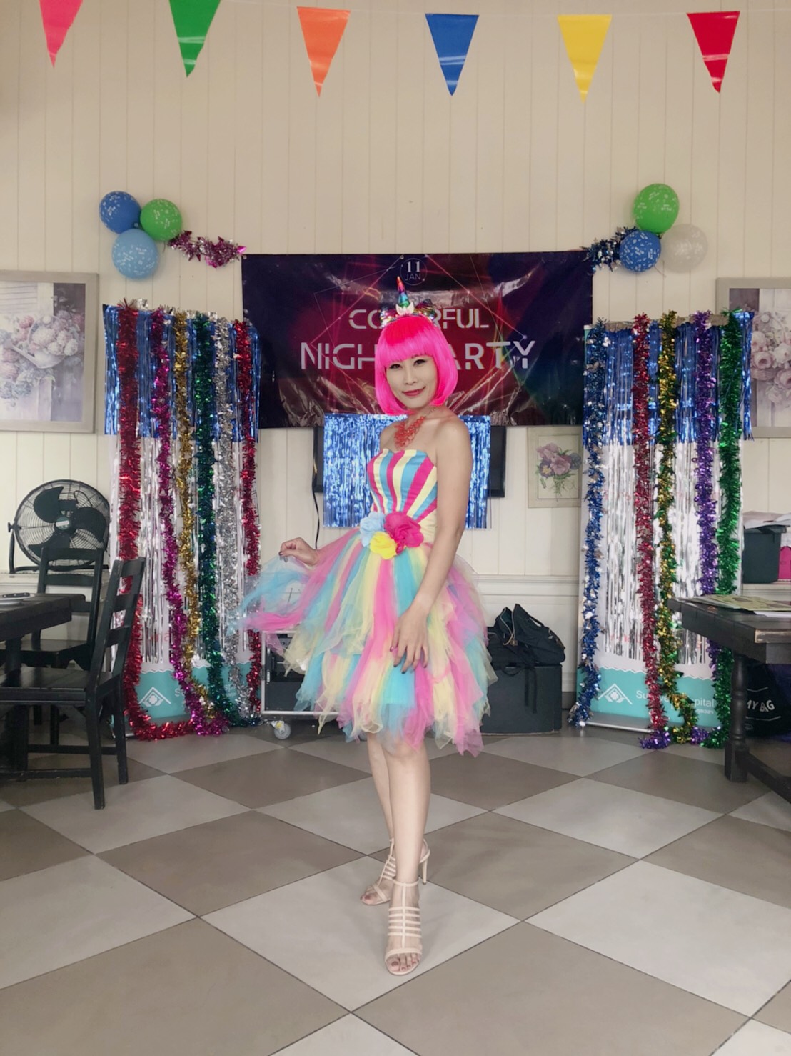 พร้อมเช่า ชุดแฟนซี เกาะอก ชุดราตรีสั้น สายรุ้ง Rainbow น่ารักมากมาย กระโปรงสีสวย