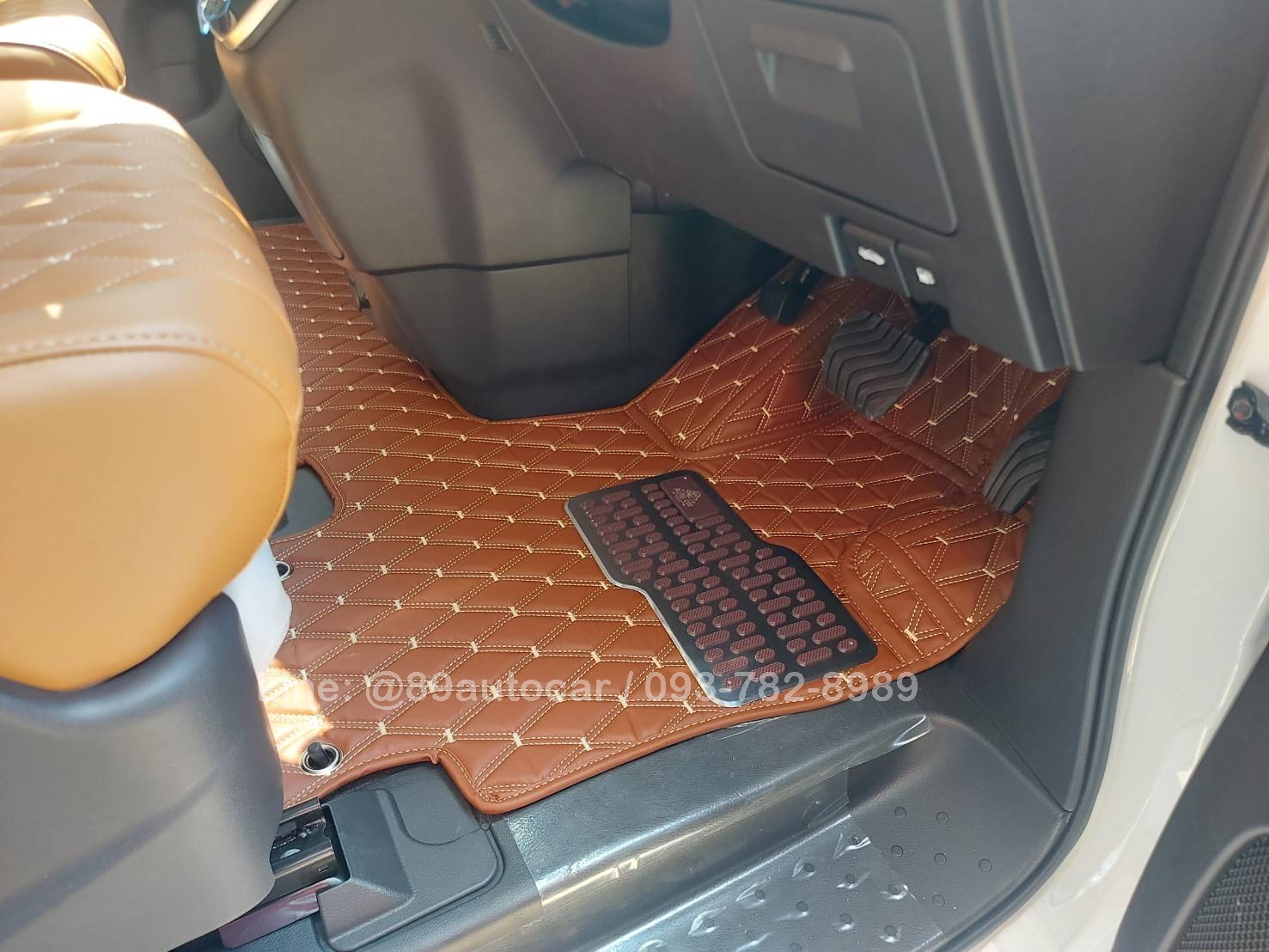 พรมปูพื้นรถยนต์ Nissan SERENA S-Hybrid Highway Star (C27) ปี 2024-2025 ปูพรมVVIP สีน้ำตาลเข้มด้ายทอง เต็มคัน