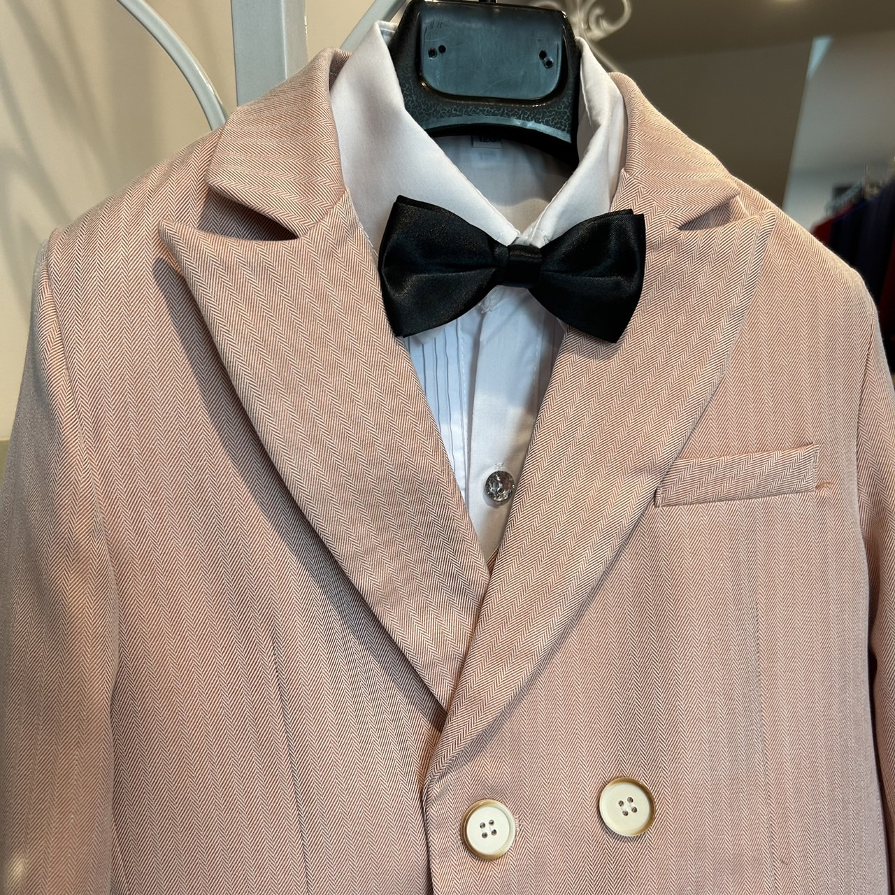 พร้อมเช่า ชุดสูทเด็กชาย สีชมพู ทอลายในเนื้อผ้า **พร้อมเช่าไซส์ 90,120,150**