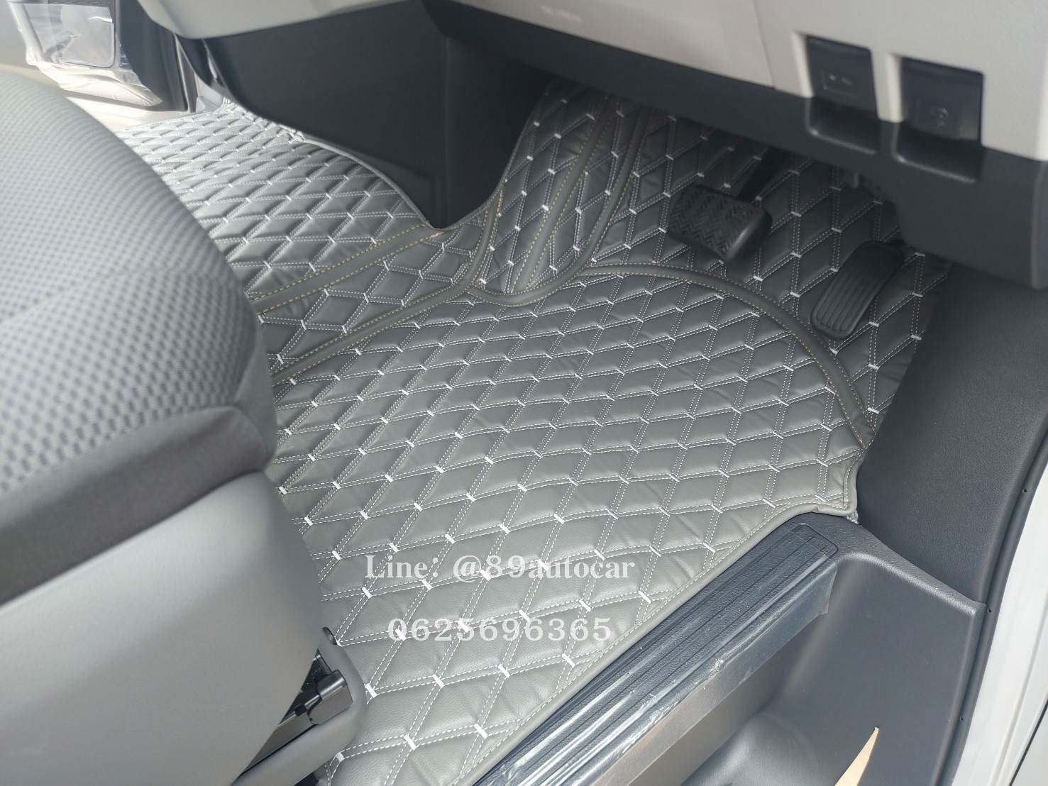 พรมปูพื้นรถตู้ Toyota Commuter 2023 ปูพรมVVIP สีเทาด้ายเทา เต็มคัน