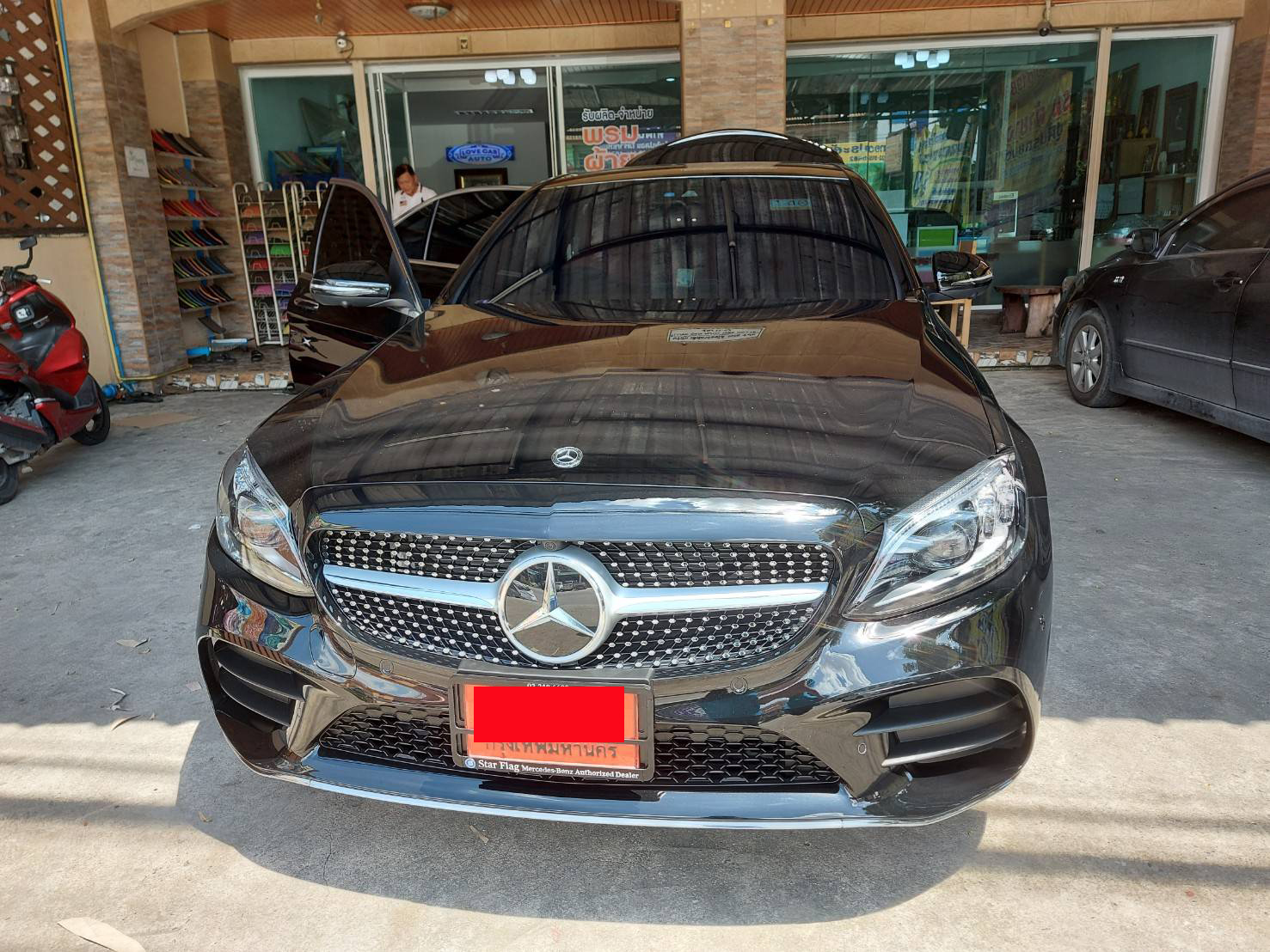 พรมปูพื้นรถยนต์ Benz C300e W205 ปูพรม6D สีดำด้ายแดง + ท้ายเก็บของ เต็มคัน