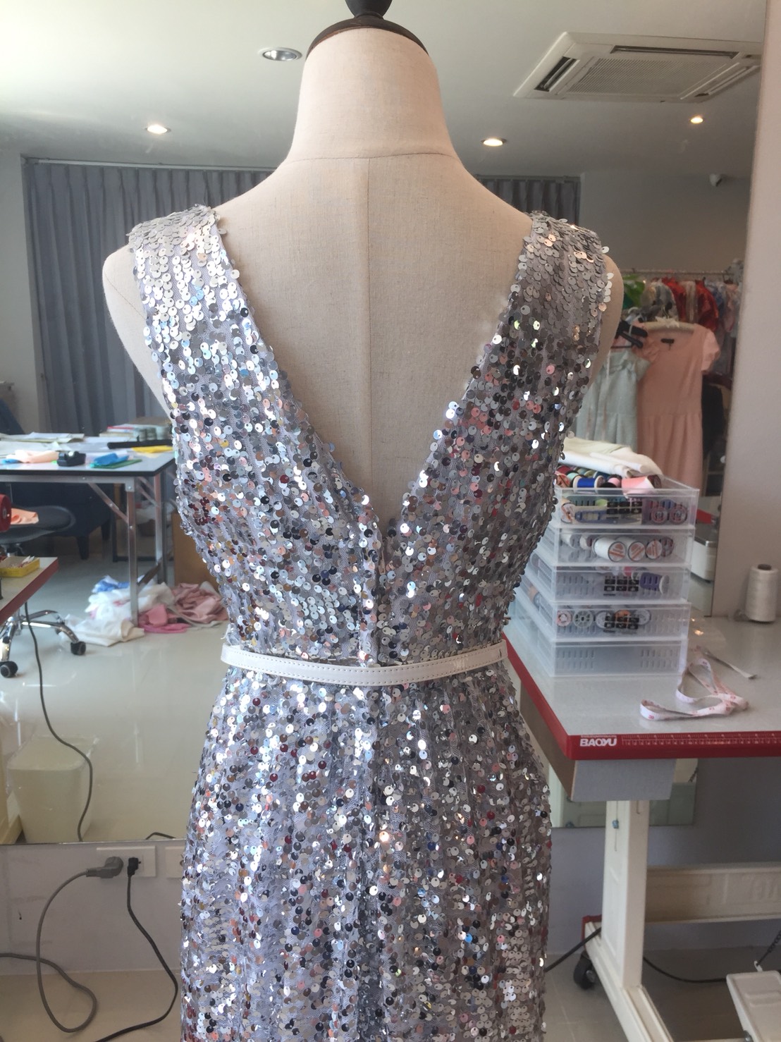 พร้อมเช่า ชุดราตรียาว แขนกุด ปักเลื่อมทั้งชุด มาพร้อมเข็มขัด ใส่ออกงานกลางคืน เด่นมาก สีเงิน