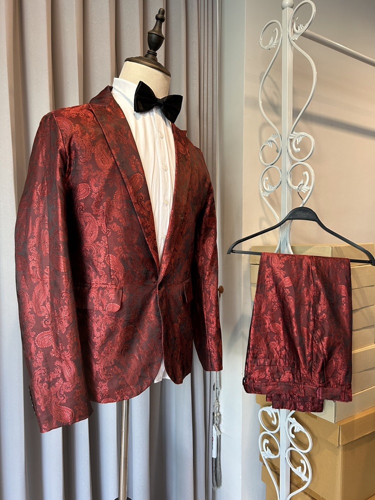 พร้อมเช่า ชุดสูทชาย สีแดง พิมพ์ลาย เนื้อผ้าแพรแบบหรูมาก