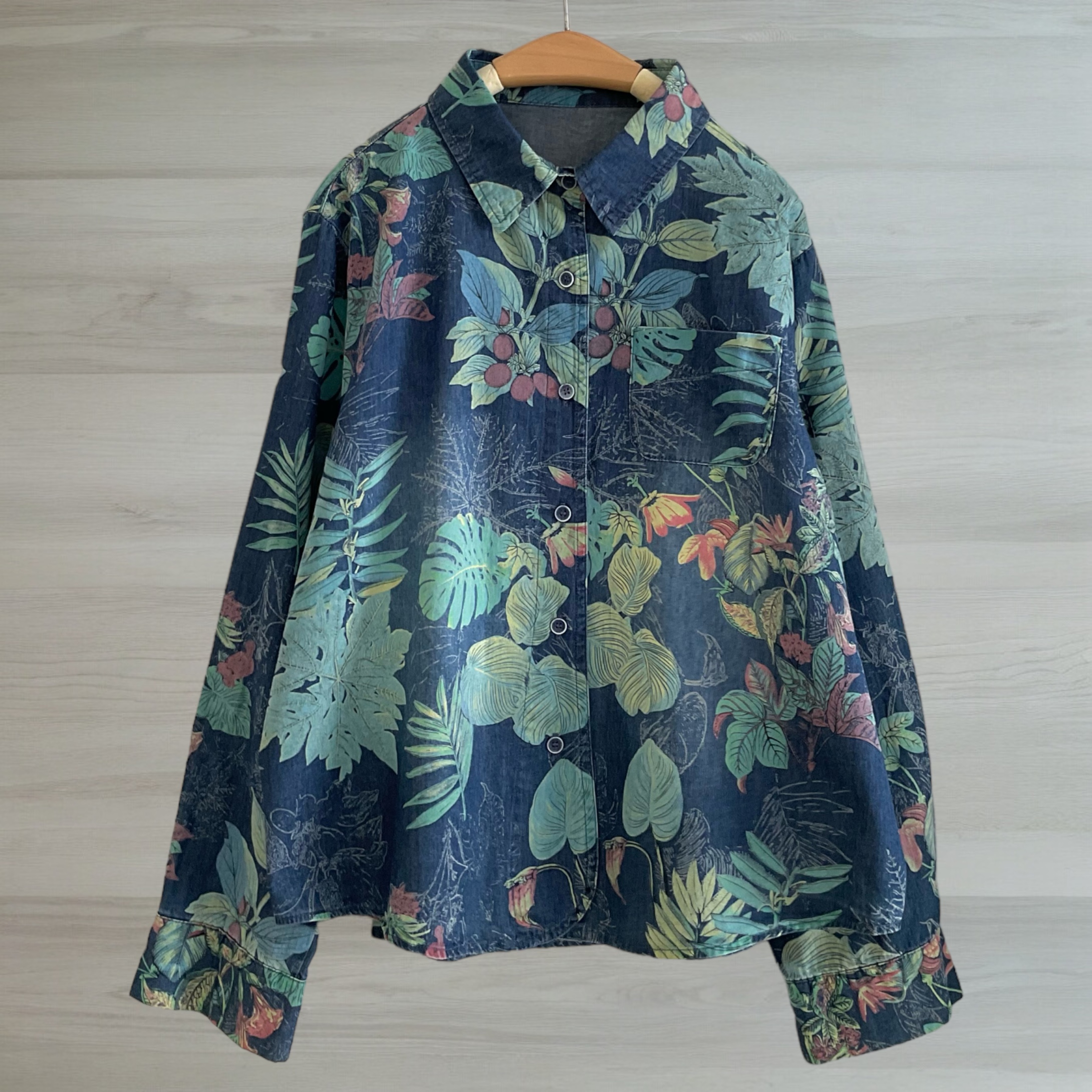 เสื้อเชิ้ตยีนส์บางลายดอกไม้แต่งกระเป๋า