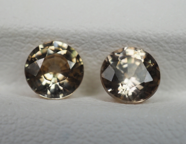 เพทายกัมพูชา 2 กะรัต 2 ชิ้นสีน้ำตาลอ่อน (0938)