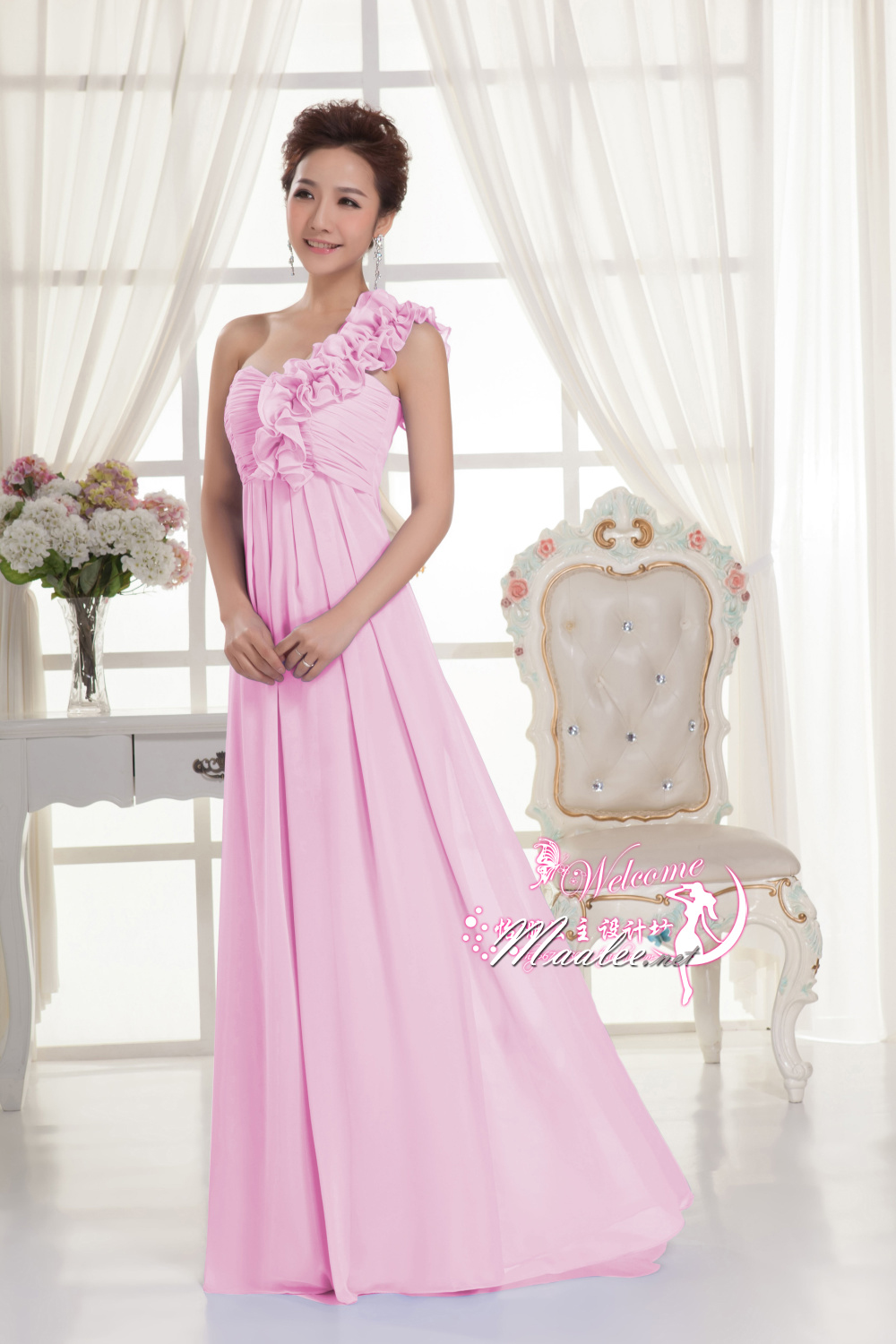 พร้อมเช่า ชุดราตรียาว ไหล่เดียว จับเดรปหน้าอก แต่งระบายช่วงไหล่ สีชมพู