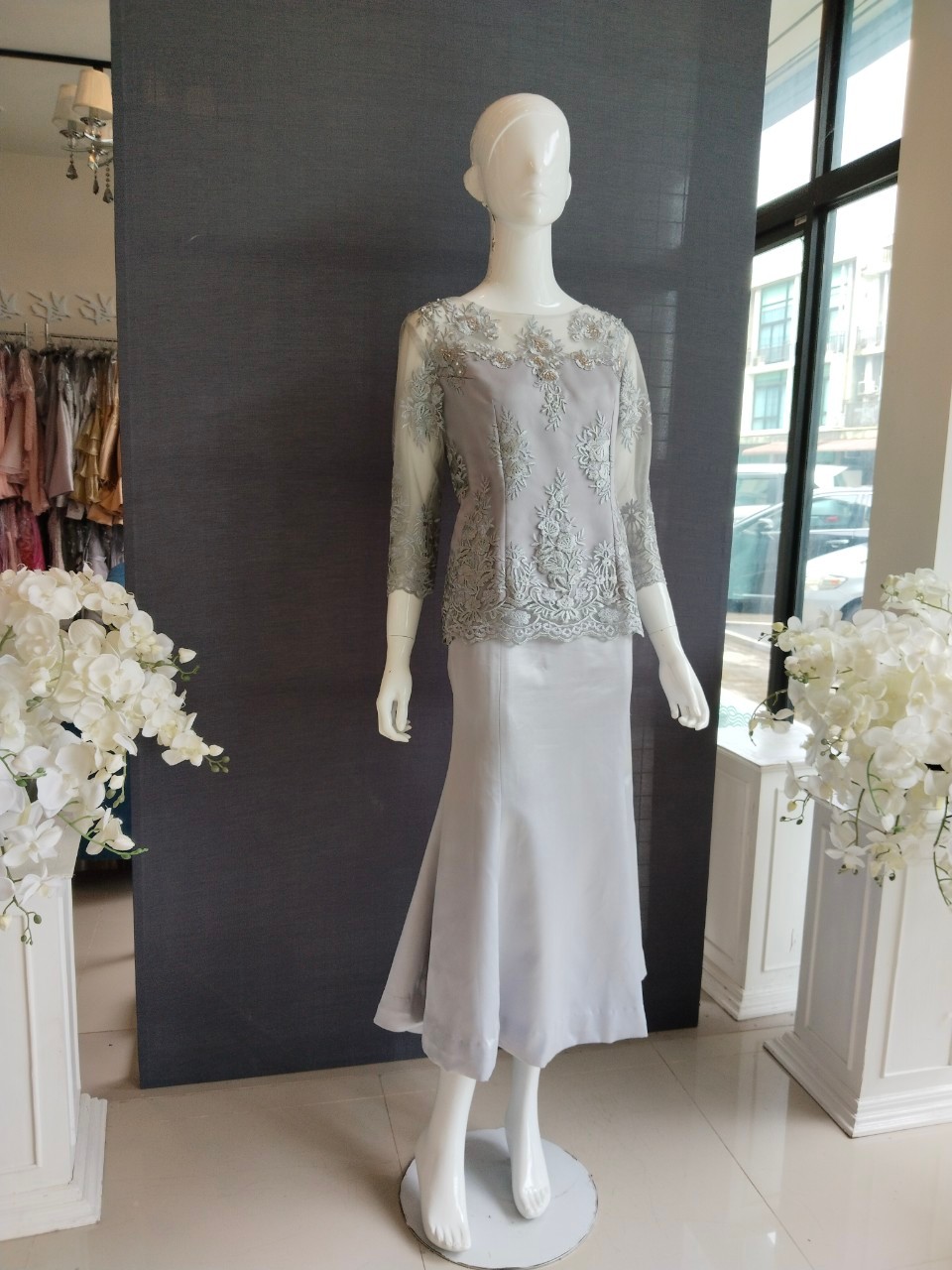 พร้อมเช่า ชุดลูกไม้ เสื้อลูกไม้ สีเทา แขนยาว กระโปรงทรงหางปลา