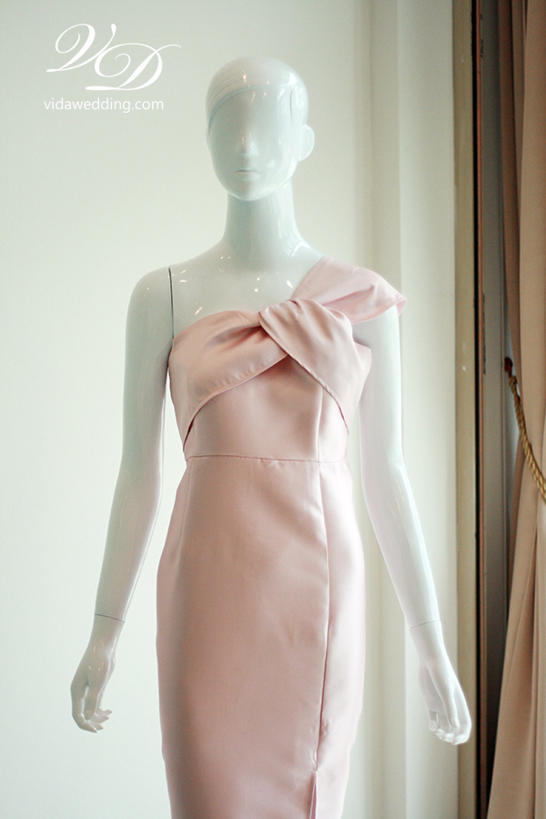 พร้อมเช่า ชุดเดรส เดรสไหล่เดียว เนื้อไหม ไหล่จับเดรป ผ่าหน้าขา สีชมพู