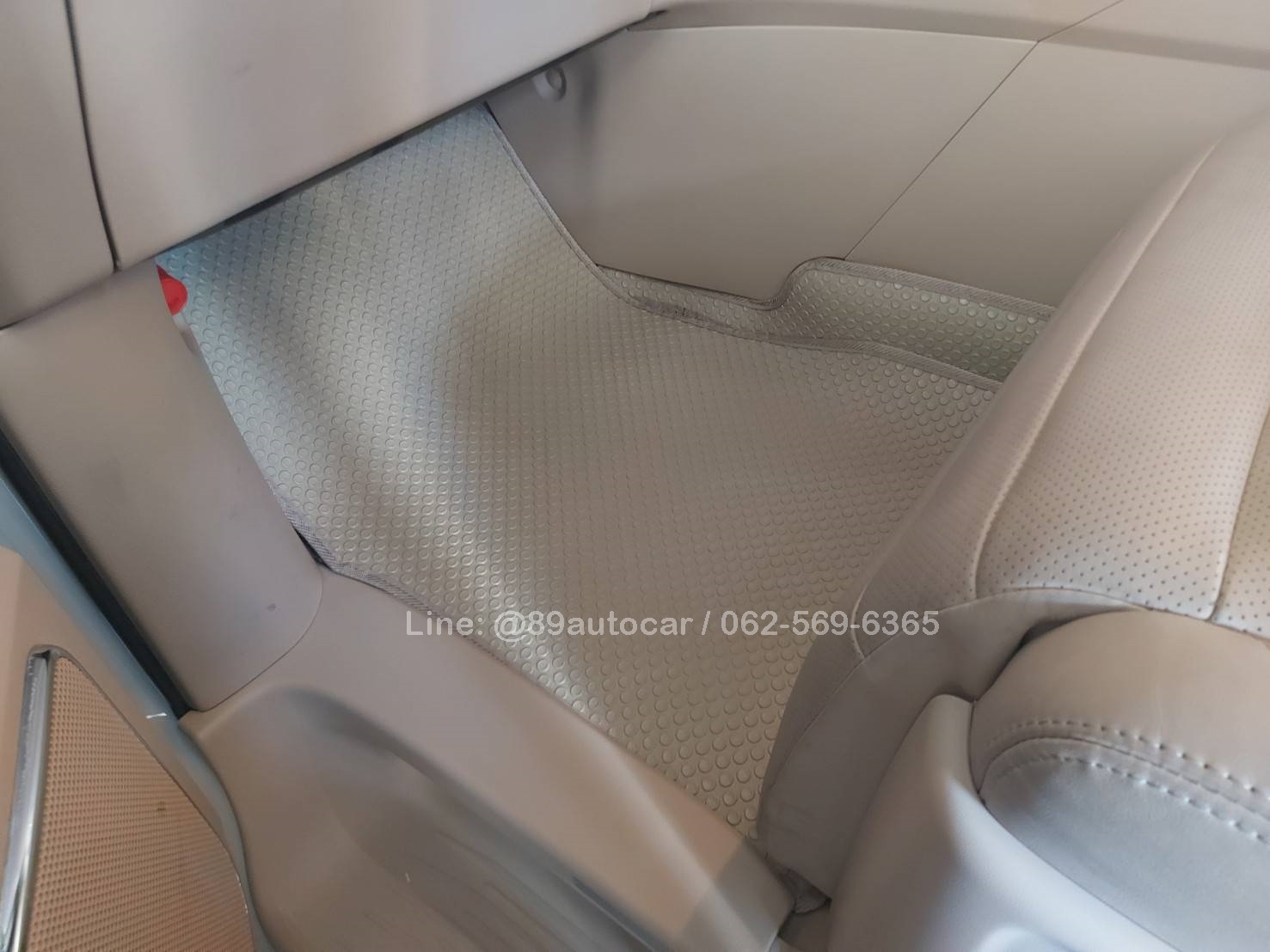 ผ้ายางปูพื้นรถยนต์ Toyota Alphard 20 ปี 2014 ปูกระดุมเล็ก PVC สีครีมขอบครีม