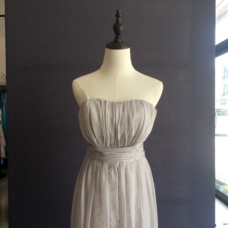 พร้อมเช่า ชุดเดรสยาว เกาะอกสีเทา ผ้าชีฟอง แต่งลูกไม้เก๋ๆ น่ารักมาก