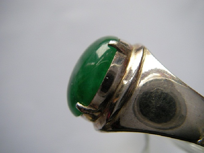 หยกพม่า jadeite หรือ jade เนื้อแก้วสีเขียวสด มีลายเนื้อเนียนสวย อวบอูมนูนเด่น ลักษณะสวยงาม ขนาด 11.5x14x5 mm. นน. 6.75 ct. ราคาโทรถาม