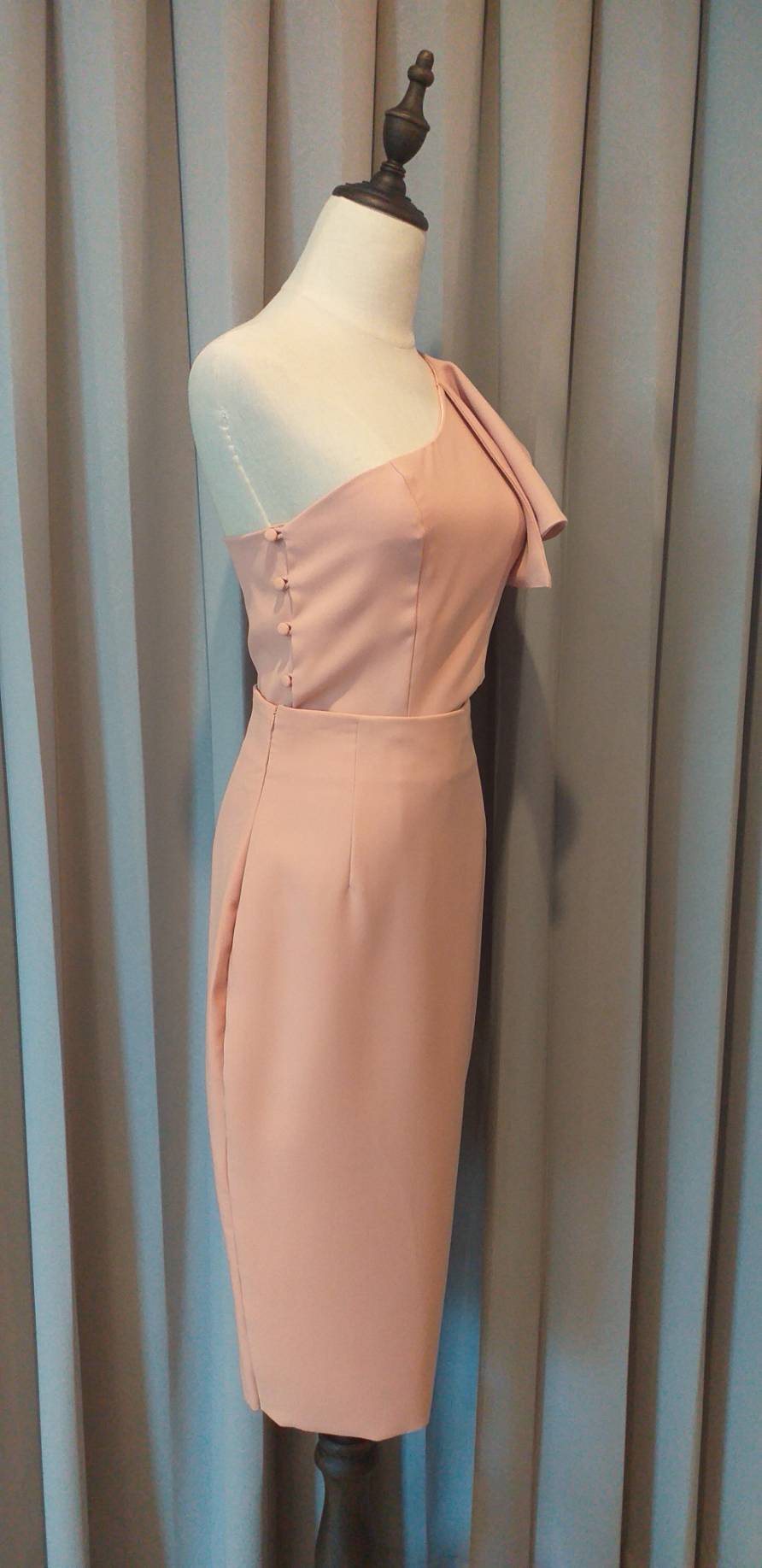 พร้อมส่ง ชุดออกงาน ไหล่เดียว แต่งระบาย สีNude ใส่ได้ทั้งงานเช้า งานเย็น