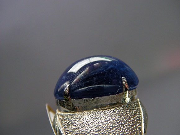 นิหร่าไพลินพม่า บ่อม๊กก๊ก ทรงกองข้าว สวยอุดมสมบูรณ์มีกินมีใช้ตลอด สีกัมมะหยี่ เนื้อธรรมชาติ ขนาด10.6x15.4x7.5 mm. นน.12.3 ct. ราคาโทรถาม