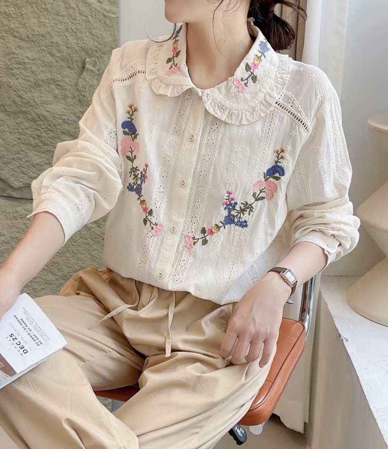 เสื้อคอบัวผ้าลูกไม้ลายปัก