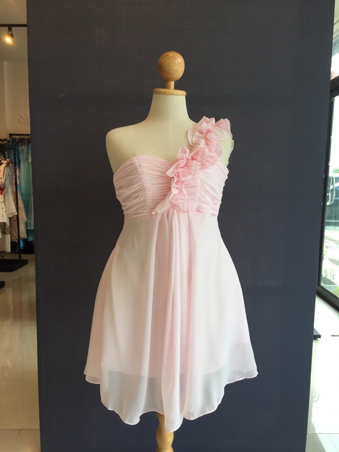 พร้อมส่ง ชุดราตรีสั้น ไหล่เดียว จับเดรปหน้าอก แต่งระบายช่วงไหล่ สีชมพู