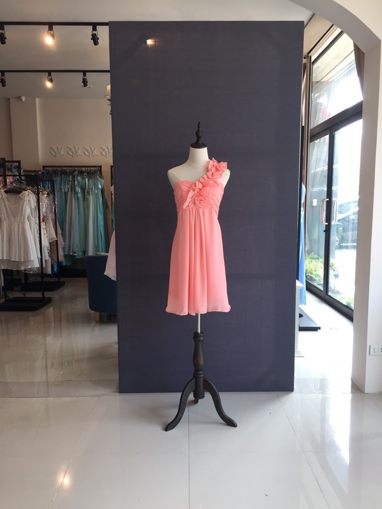 พร้อมส่ง ชุดราตรีสั้น ไหล่เดียว จับเดรปหน้าอก แต่งระบายช่วงไหล่ สีโอรส สำเนา