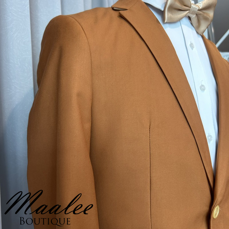 พร้อมเช่า ชุดสูทชาย สีน้ำตาล คาราเมล รุ่นคลาสสิค (ไม่มีเสื้อกั๊ก)