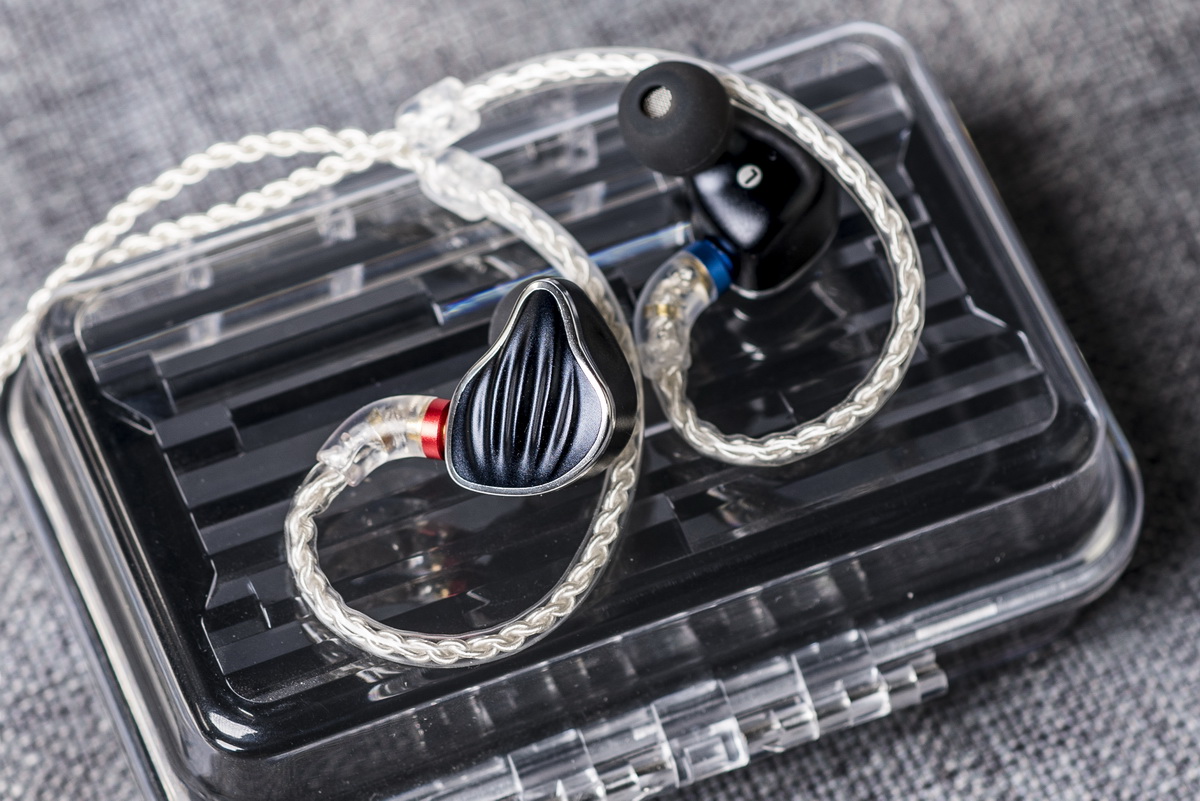 ขาย FiiO FH5 หูฟัง hybrid 4 ไดร์เวอร์ (3BAs+1DD) รองรับ Hi-Res ถอดสายได้