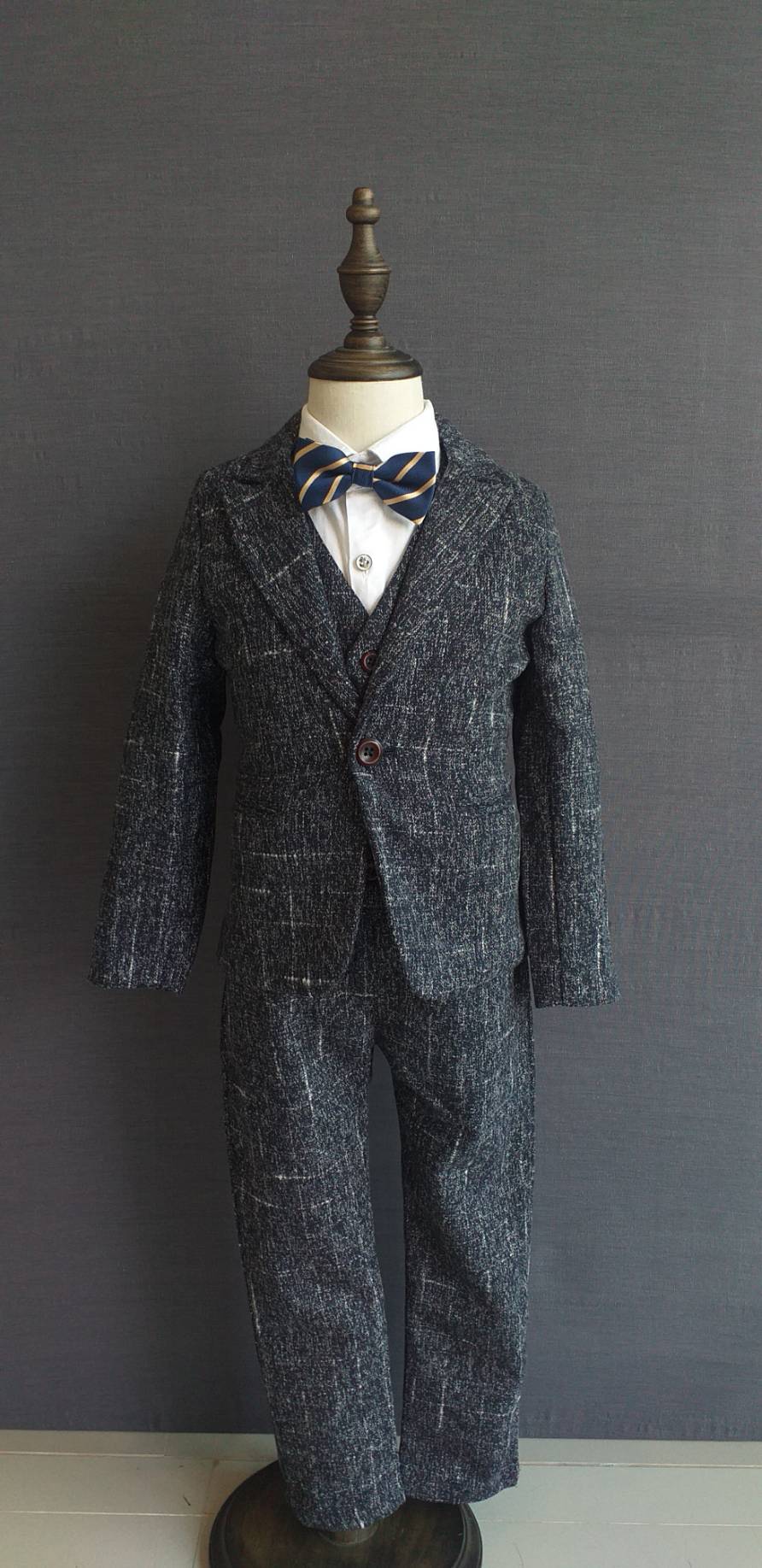 พร้อมเช่า ชุดสูทเด็กชาย สีเทาดำ สไตล์เกาหลี **พร้อมเช่าไซส์ 90 ,110 , 120**