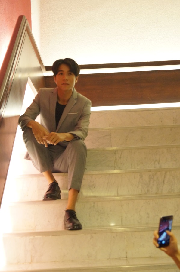 พร้อมเช่า ชุดสูทชาย สีเทาอ่อน เข้ารูป พร้อมเสื้อกั๊ก