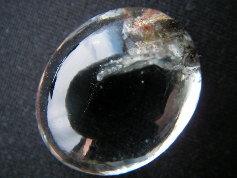 QU0011 QUARTZ แก้วปวก แซมด้วยแท่งแร่แทงชี้ขึ้นกลางเม็ด ขึ้นปกคลุมด้วยปุยแก้วขนเหล็กในเนื้อแก้ว ขนาดแก้ว 21.40 x 25.92 x 13.00 mm. นน. 50.68 ct