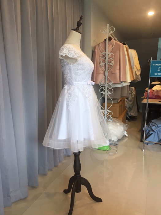 พร้อมส่ง ชุดราตรีสั้น แขนสั้น สีขาว สวยหวาน กระโปรงตาข่าย ตัวชุดลูกไม้&แต่งโบว์ช่วงเอว (ซิปหลัง)