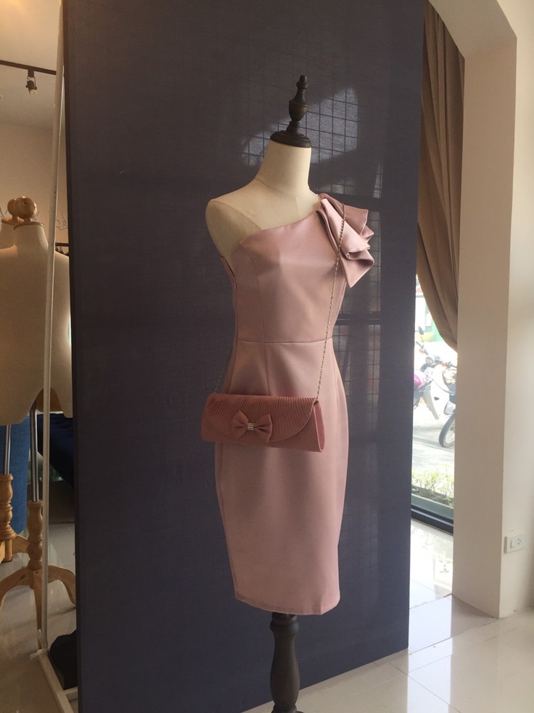 พร้อมเช่า ราตรีสั้น เดรสไหล่เดียว ผ้าดัชเชส ทรงเข้ารูป แต่งระบาย สีชมพู