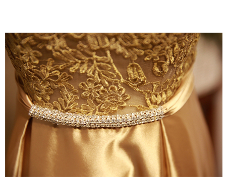 พร้อมเช่า ชุดราตรียาว แขนกุด สีทอง อกแต่งลูกไม้ กรโปรงเนื้อผ้ามัน คาดเอวคริสตัล เซ็กซี่ผ้าหลัง เพิ่มเข็มกลัดโบว์ช่วงหลัง