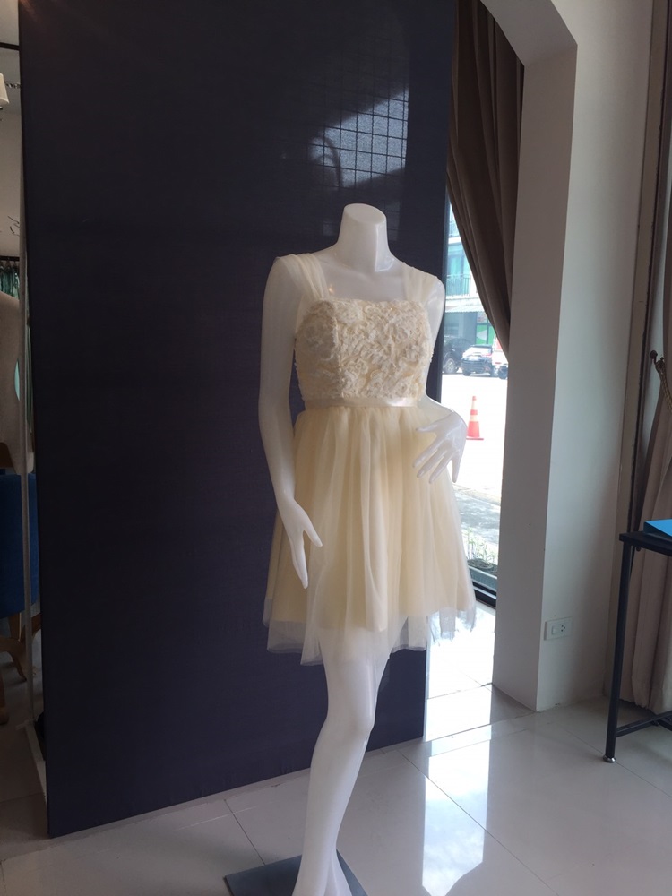 พร้อมส่ง ชุดราตรีสั้น เพื่อนเจ้าสาว แบบ C ใส่แบบแขนกุด หรือ ปิดไหล่ก็ได้ แต่งลูกไม้นูนช่วงอกสวย สีครีม (จับสม๊อกด้านหลัง)