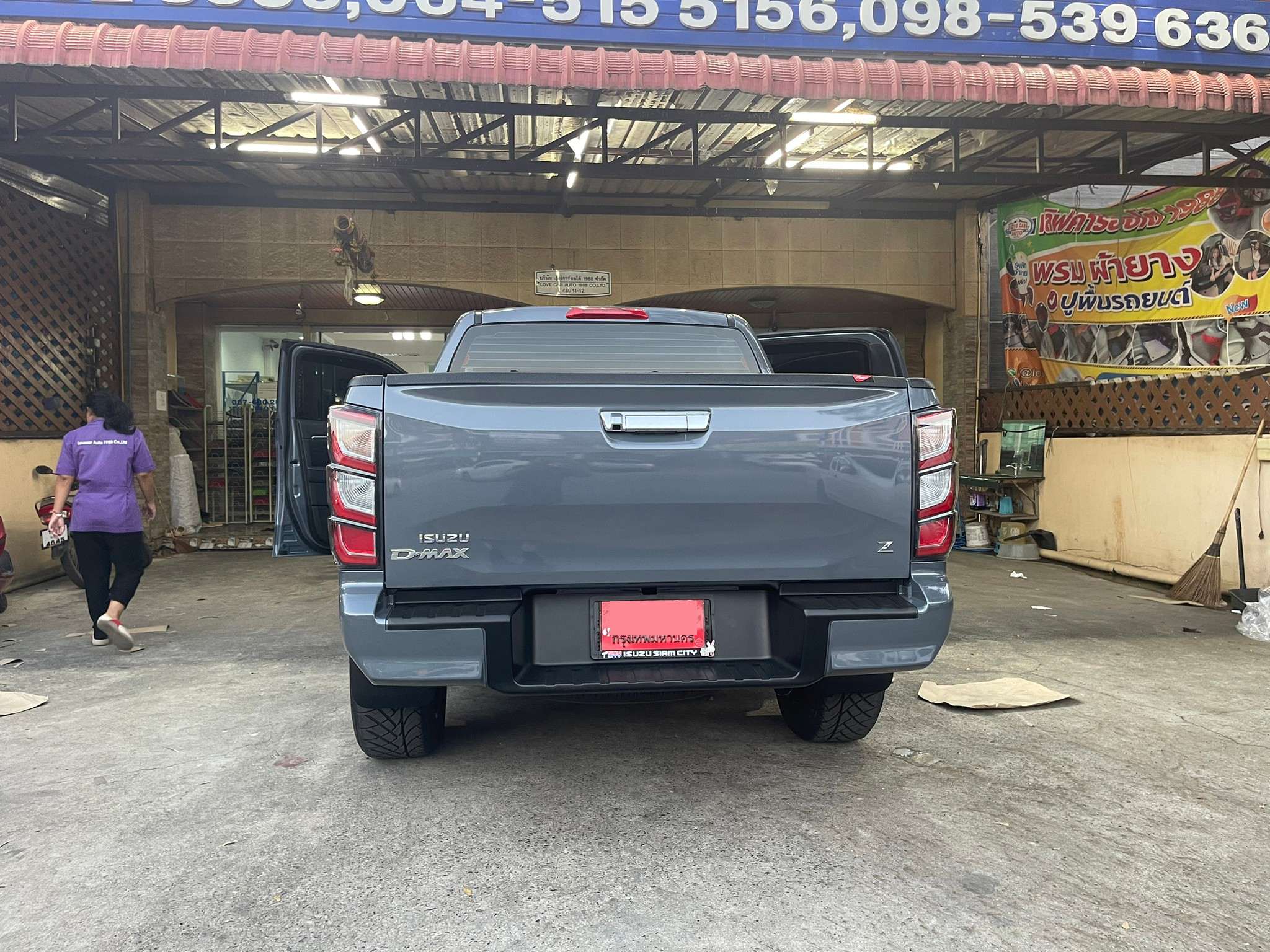 พรมปูพื้นรถยนต์ Isuzu D-Max 4 ประตู 2024 ปูพรม6D สีดำด้ายน้ำเงิน เต็มคัน