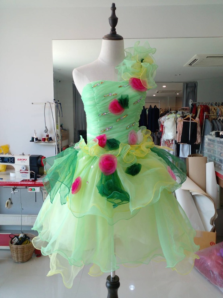 พร้อมเช่า ชุดแฟนซี ชุดราตรีสั้น ไหล่เดียว สีเขียว/เหลือง แต่งดอกไม้หลากสี ชายหยัก ฟูสวย