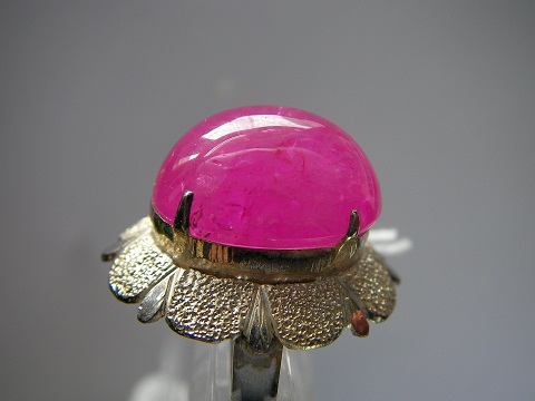 ทับทิมพม่า ทรงกองข้าว หมายถึงความอุดมสมบูรณ์ มีกินตลอดไม่มีขาด สีแดงชมพู ขนาด 10x14.2x7.4 mm. นน.10.25 ct. ราคาโทรถาม