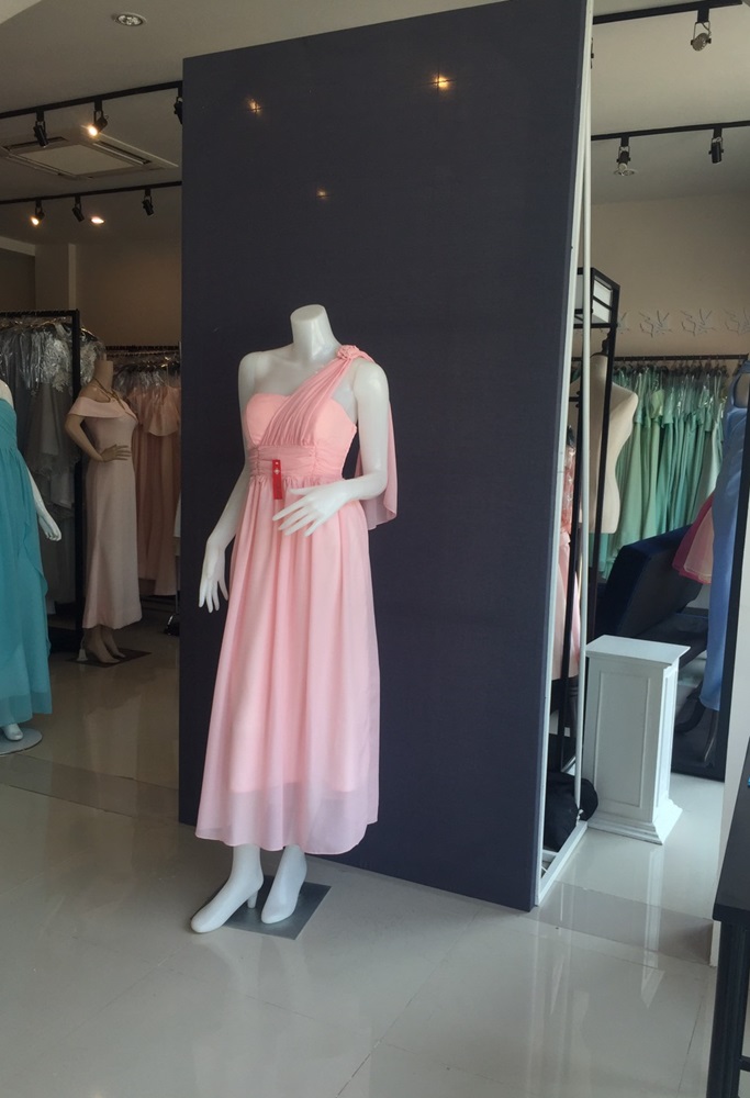 พร้อมส่ง ชุดเดรสยาว เกาะอก ไหล่เดียว จับสม๊อกด้านหลัง สีชมพู